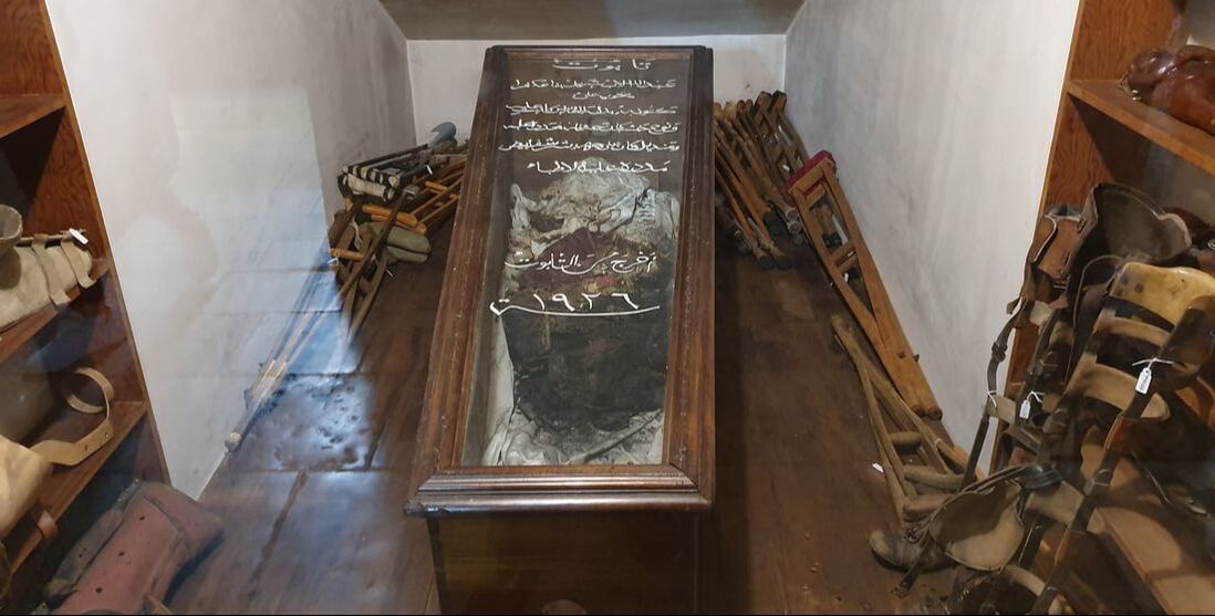 Uno de los antiguos ataúdes de San Chárbel en el Monasterio de San Marón, en Annaya, el Líbano. 
