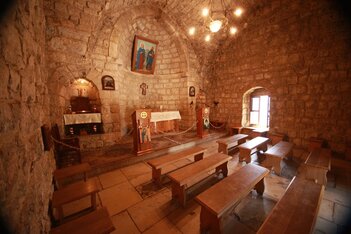 Interior de la Ermita de los Santos Pedro y Pablo en Annaya, Líbano.