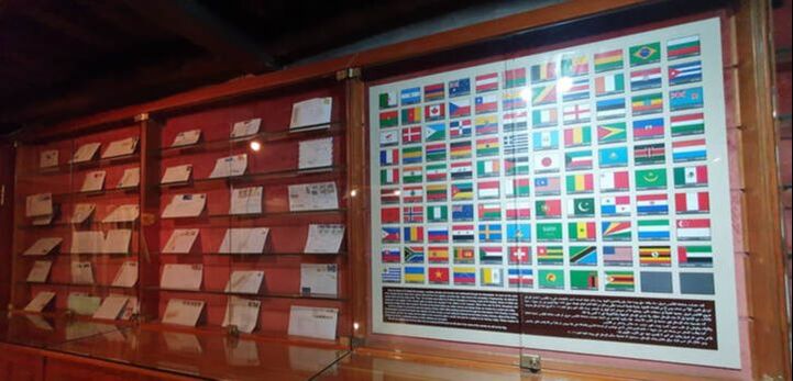 Cartas sobre milagros y las banderas de sus países de origen. 