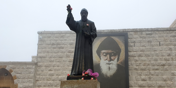 Estatua de San Chárbel en la entrada del Monasterio de Annaya en el Líbano. 